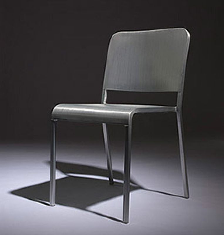 Silberner Emeco Stuhl 20-06: Moderner Aluminiumstuhl für Esszimmer und Büro, robust und stilvoll.